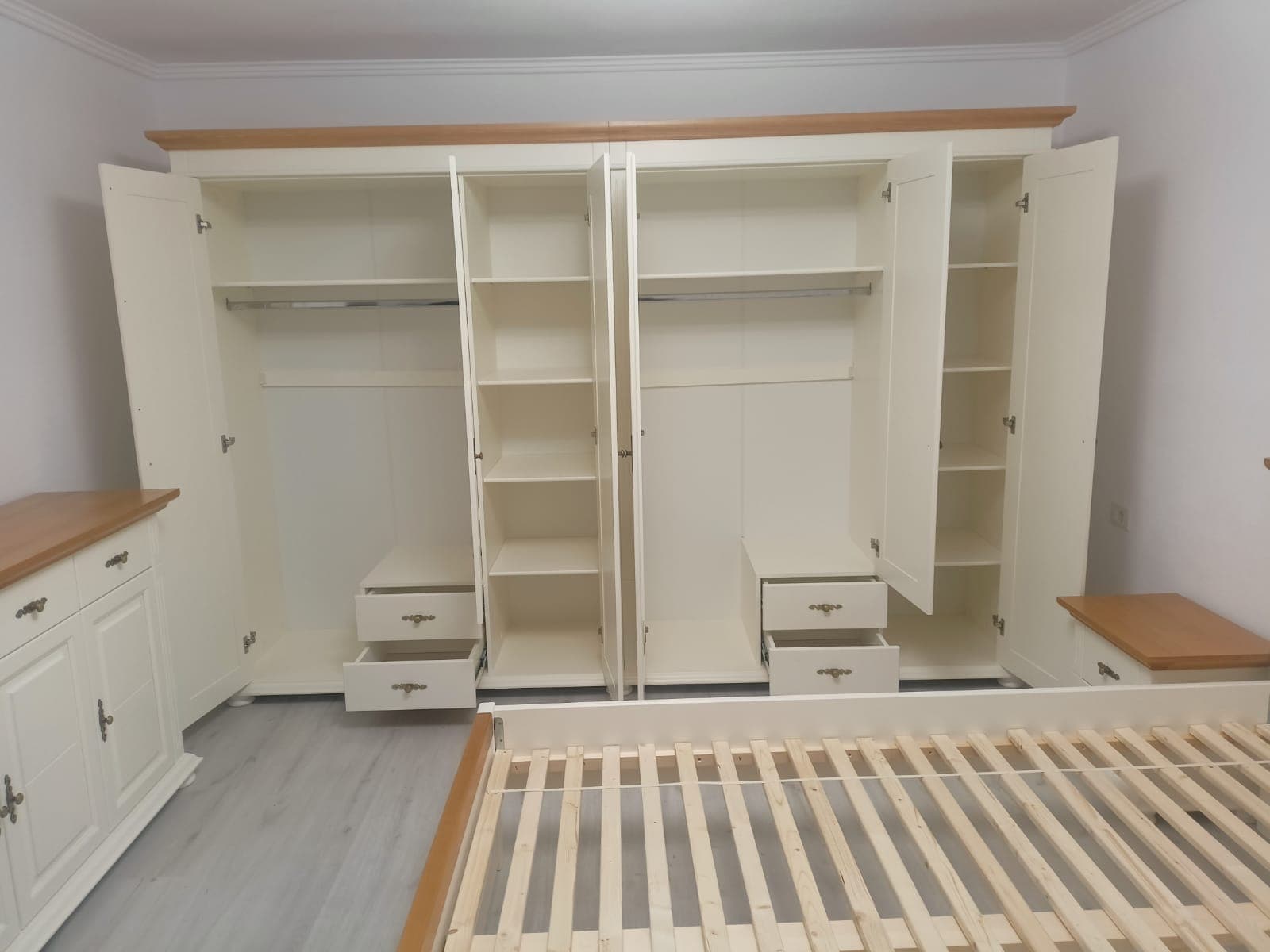 Skagen tömörfa szekrény, 6 ajtós, 4 fiókkal