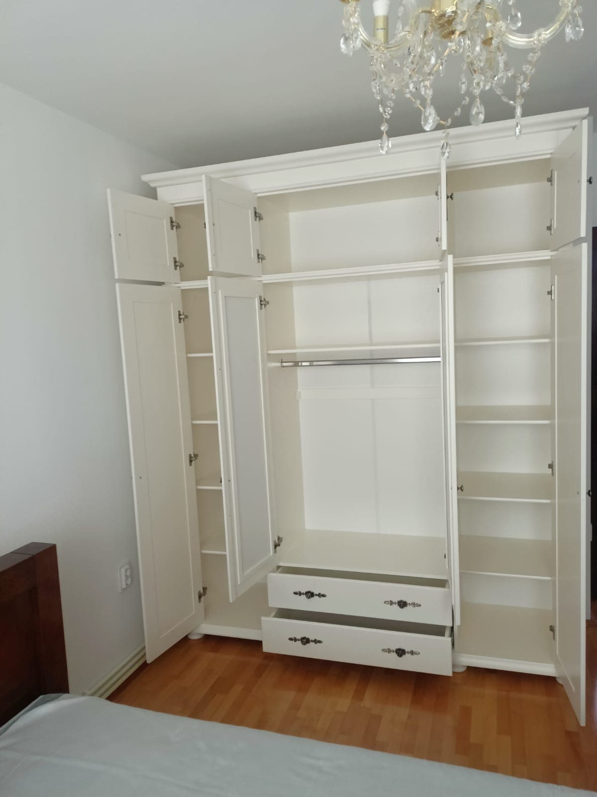 Skagen Lachs tömörfa szekrény, 4 ajtóval, 2 fiókkal
